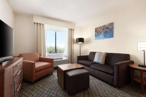 休斯顿Homewood Suites by Hilton Houston NW at Beltway 8的客厅配有沙发和椅子