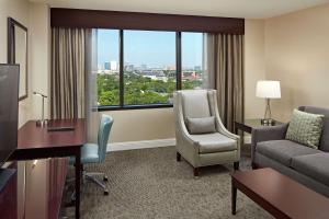休斯顿希尔顿休斯敦广场/医疗中心酒店的带沙发、椅子和窗户的客厅