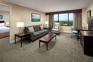 休斯顿希尔顿休斯敦广场/医疗中心酒店的酒店客房设有沙发、床和书桌