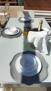 贝纳尔马德纳Tropical Suite的一张桌子,配有两盘和一瓶香槟
