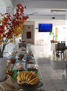 三玛丽亚镇Hotel Estrela Mares的餐桌上的自助餐,包括盘子