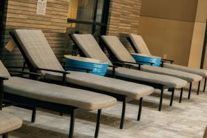 拉伯克Doubletree By Hilton Lubbock - University Area的靠墙排成一排椅子