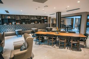 拉伯克Doubletree By Hilton Lubbock - University Area的用餐室配有大型木桌和椅子