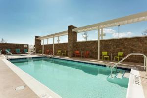 米德兰米德兰希尔顿欣庭套房酒店的一座配有桌椅的酒店游泳池