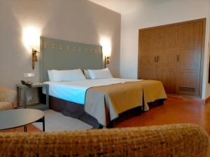 贝纳文特贝纳文蒂旅馆的酒店客房设有一张大床和一张沙发。