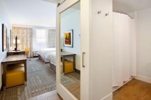 明尼阿波利斯汉普顿宾馆及套房酒店 - 明尼阿波利斯/市中心的浴室设有通往卧室的门。