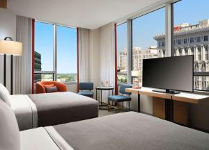 新奥尔良Canopy by Hilton New Orleans Downtown的酒店客房设有两张床和一台平面电视。