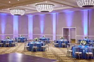 帕萨迪纳帕萨迪纳希尔顿酒店的配有蓝色桌椅和吊灯的房间