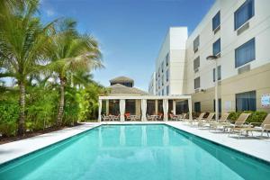 西棕榈滩西棕榈海滩机场希尔顿花园酒店的棕榈树酒店前的游泳池