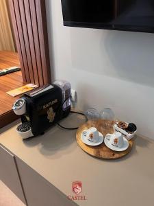 拉姆尼库沃尔恰卡斯特利酒店的茶几,咖啡壶和桌子上的杯子