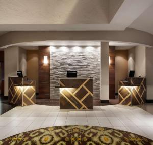 坦培Embassy Suites by Hilton Phoenix Tempe的酒店大堂,设有两个前台