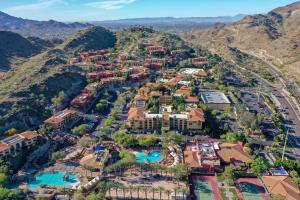 凤凰城Hilton Phoenix Tapatio Cliffs Resort的享有山区度假胜地的空中景致