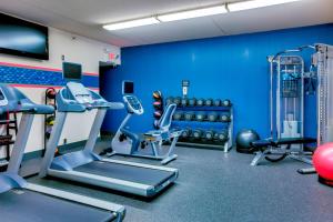 月球乡匹兹堡/机场希尔顿恒庭酒店的一间拥有蓝色墙壁和跑步机的健身房