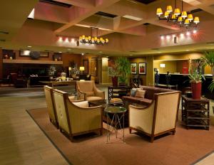 华盛顿DoubleTree by Hilton Pittsburgh - Meadow Lands的酒店大堂设有椅子和酒吧