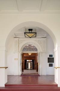 圣何塞Hayes Mansion San Jose, Curio Collection by Hilton的拱门通往带走廊的建筑