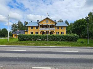 LosLokatten Wärdshus的路边的黄色大房子
