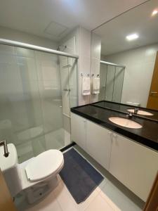 伊波茹卡Mana Beach Ohana 208的浴室配有卫生间、盥洗盆和淋浴。