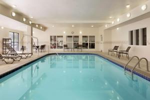 威奇托福尔斯赛克斯森特商城威奇托福尔斯汉普顿酒店的大楼内带桌椅的大型游泳池