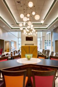 盐湖城盐湖城市中心希尔顿惠庭套房酒店的一间带桌椅的用餐室
