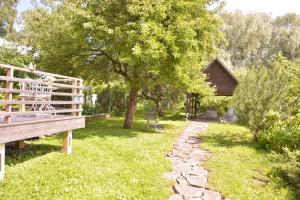 塔林Sirbi House的木凳坐在树旁的公园里