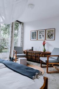 莫希卡里瓦山林小屋的卧室配有一张床、一张桌子和椅子