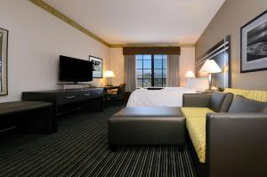 伯林格姆汉普顿旧金山伯林盖姆机场南酒店的酒店客房配有床、沙发和电视。