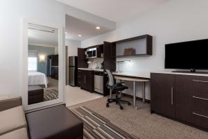 夏洛特夏洛特大学研究园希尔顿欣庭2号套房酒店的酒店客房配有一张书桌、一台电视和一张床