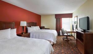 廷利公园汉普顿芝加哥-丁雷公园酒店的酒店客房设有两张床和一台平面电视。