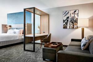 亚特兰大SpringHill Suites by Marriott Atlanta Northwest的配有一张床和一张书桌的酒店客房