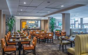阿林顿里根国家机场希尔顿花园酒店的一间带桌椅的餐厅和一间酒吧