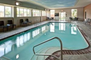 特克萨卡纳-德克萨斯特克萨卡纳汉普顿套房旅馆的酒店的大型游泳池配有桌椅