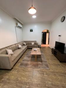 麦地那شقق الفتح الخاصة Al-Fateh Private Apartments的带沙发和咖啡桌的客厅