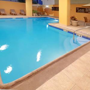 雷诺萨希尔顿雷诺萨工业区汉普顿酒店的蓝色水医院的游泳池