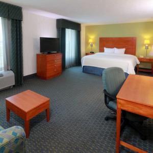 雷诺萨希尔顿雷诺萨工业区汉普顿酒店的配有一张床和一张书桌的酒店客房
