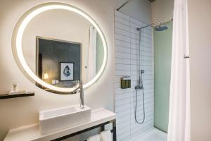沃里克NYLO Providence Warwick Hotel, Tapestry Collection by Hilton的一间带水槽和镜子的浴室