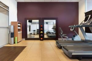 阿尔伯克基Embassy Suites by Hilton Albuquerque的健身房设有跑步机和椭圆机