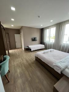 高尼奥Hotel FLEUR DE LIS的一间设有两张床和窗户的大卧室