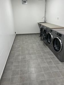 萨伦Fjällglim36的一间洗衣房,配有2台洗衣机,位于瓷砖地板
