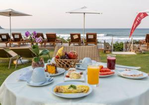 马利西亚斯Amora Hotel Maresias的海滩上的早餐餐位