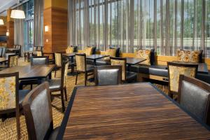 华盛顿华盛顿特区诺玛联合车站希尔顿惠庭套房酒店的用餐室设有桌椅和窗户。