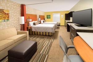 丹佛丹佛国际机场希尔顿欣庭套房酒店 的酒店客房设有两张床和一台平面电视。
