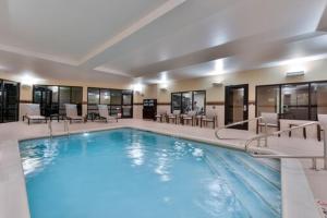 切斯特菲尔德圣路易斯切斯特菲尔德万怡酒店的在酒店房间的一个大型游泳池