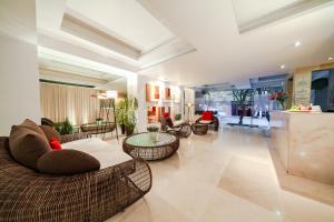 墨西哥城Suites Giorgio的带沙发和桌子的大型客厅