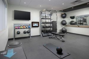 拉伯克Tru By Hilton Lubbock Southwest的健身房设有举重室,配有长凳和举重设施
