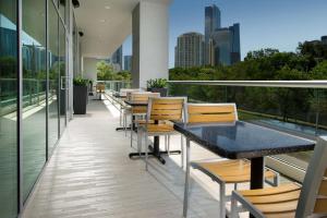 迈阿密迈阿密市区/布里克尔希尔顿惠庭套房酒店的市景阳台配有桌椅。