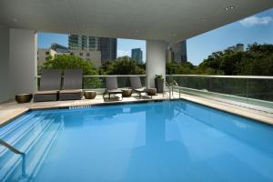 迈阿密迈阿密市区/布里克尔希尔顿惠庭套房酒店的建筑物屋顶上的游泳池