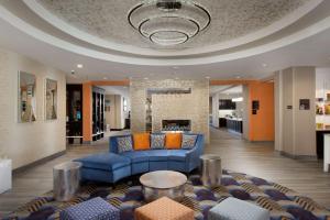 梅泰里Homewood Suites by Hilton Metairie New Orleans的客厅设有蓝色的沙发和壁炉