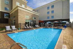 梅泰里Homewood Suites by Hilton Metairie New Orleans的酒店前方的大型游泳池