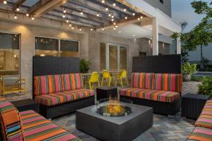 迈阿密Home2 Suites By Hilton Miami Doral West Airport, Fl的庭院设有两把椅子和一个火坑