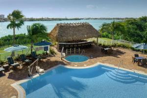 马拉松Hampton Inn Marathon - Florida Keys的享有水景的带游泳池的度假酒店